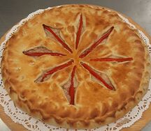 Пирог с говядиной, сыром и помидорами 