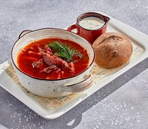 Борщ с говядиной и сметаной