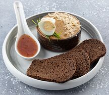 Паштет из куриной печени с джемом из инжира и гренкой