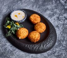 Шарики Эларджи с соусом Баже