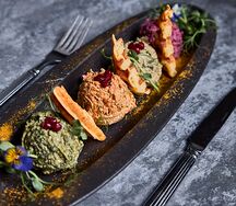 Ассорти пхали с кукурузными вафлями с сыром