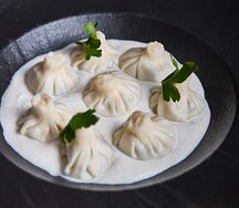 Мини-хинкали из курицы в соусе блю чиз