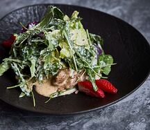 Теплый салат с куриной печенью и клубникой