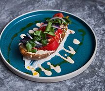 Хрустящий баклажан с розовыми томатами