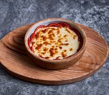 Сыр сулугуни со свежими томатами на кеци