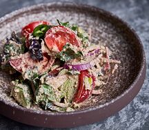 Салат овощной с орехами