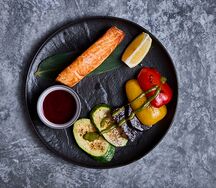 Стейк из сёмги с запеченными овощами