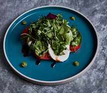 Салат капрезе с сыром моцарелла, томатами и соусом песто