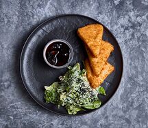 Сыр сулугуни в кляре с вишневым варением