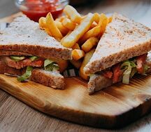 Сэндвич с курицей и беконом