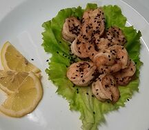 Креветки с дольками лимона