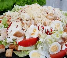Салат Цезарь с курицей