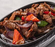Говядина, жаренная на тепане с овощами