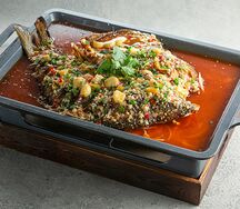 Запеченный карп с чесноком