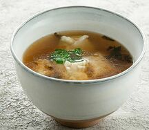 Вонтоны с креветками в бульоне