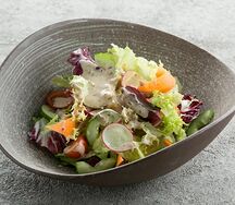 Овощной салат с кунжутным соусом