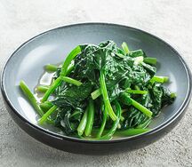 Бланшированный шпинат с чесноком