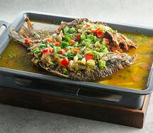 Запеченный карп с маринованной пекинской капустой