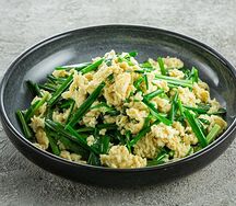 Душистый лук, жаренный с яйцом