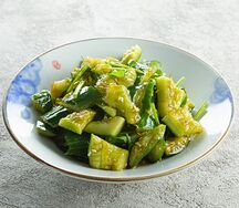 Битые огурцы с чесноком