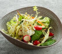 Овощной салат с соусом бальзамик