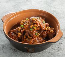 Жареные свиные ножки с соевыми бобами