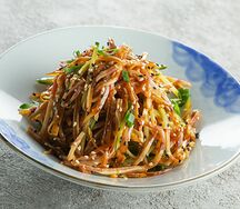 Салат из свиных ушек с огурцом