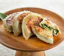 Китайские жареные пирожки с душистым луком