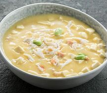 Нежный тофу в яичном соусе с креветками и снежным крабом