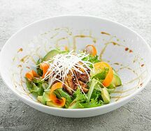 Салат с угрем и гуакамоле из черного авокадо