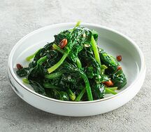 Салат из шпината с арахисом