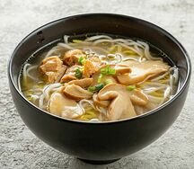 Лапша в бульоне с цыпленком и грибами мацутакэ