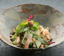 Малайзийский салат с креветками и личи