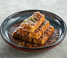 Жареный тофу Хуншао с соусом из cвинoго фарша и степных вешенок