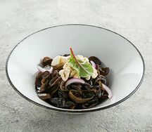 Черные древесные грибы с грецким орехом