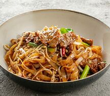 Стир-фрай из рисовой лапши с говядиной