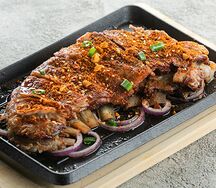 Пряные бараньи ребрышки с луком и кумином