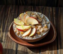 Овсяная каша с яблоком