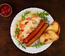 Омлет с помидорами, колбасками и тостами