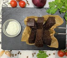 Гренки с чесноком и соусом