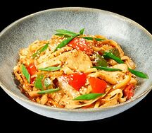 Вок с курицей и кунжутным соусом