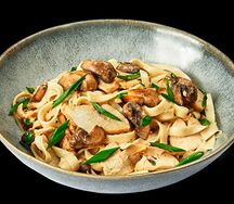 Вок с курицей, грибами и сливочным соусом