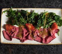 Ростбиф салат с томатами