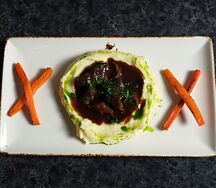 Томленые говяжьи щёчки в соусе из красного вина