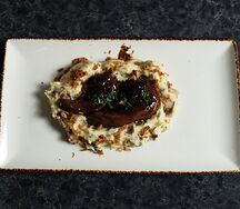 Язычки ягненка в соусе демиглас с картофельным пюре и грибами