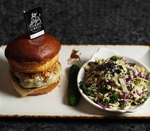 Бургер с жареными вешенками и двойным сыром