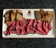 Ростбиф с брускеттой и трюфельным маслом