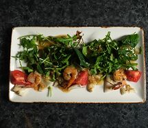 Жаренные на гриле креветки и кальмары