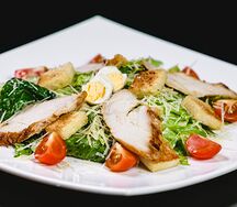 Салат Цезарь с курицей