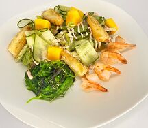 Салат с креветкой и манго